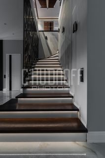 Предметная фотосъемка лестницы в интерьере дома