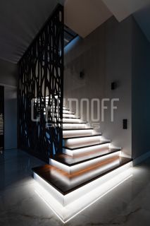Предметная фотосъемка лестницы в интерьере дома