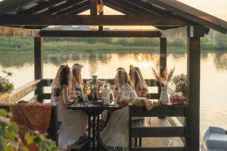 Девичник в глэмпинге. Фотосъемка невесты и её подружек.