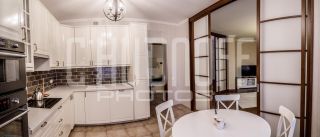 Интерьерная фотосъемка трехкомнатной квартиры. Кухня. Панорамный снимок.