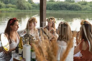 Девичник в глэмпинге. Фотосъемка невесты и её подружек.