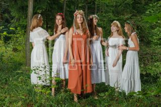 Девичник в глэмпинге. Фотосъемка невесты и её подружек.