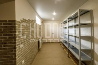 Фотосъемка коттеджа. Интерьер дома. Полуподвал. Кладовая.