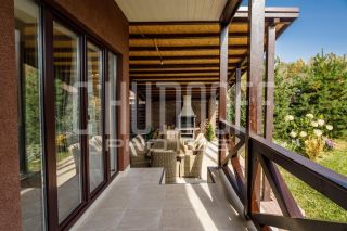 Фотосъемка коттеджа. Веранда первого этажа.