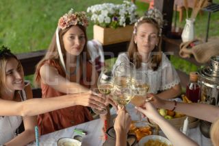 Девичник в глэмпинге. Фотосъемка невесты и её подружек.