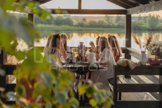 Девичник в глэмпинге. Фотосъемка невесты и её подружек.