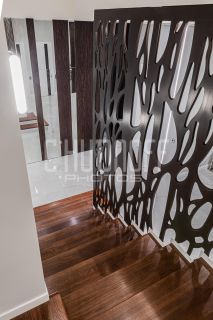 Предметная фотосъемка лестницы в интерьере дома