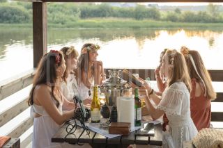 Девичник в глэмпинге. Фотосъемка невесты и её подружек.