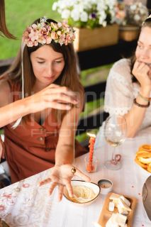 Девичник в глэмпинге. Фотосъемка невесты и её подружек.