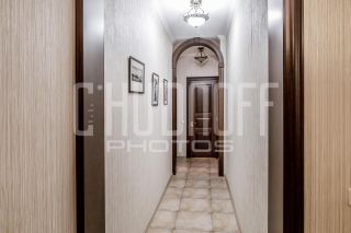 Интерьерная фотосъемка трехкомнатной квартиры. Коридор к спальням.