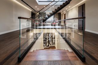 Предметная фотосъемка лестницы в интерьере дома