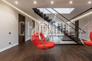 Предметная фотосъемка лестницы в интерьере дома