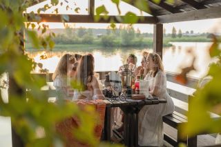 Девичник в глэмпинге. Фотосъемка невесты и её подружек.