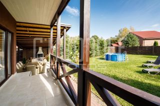 Фотосъемка коттеджа. Веранда первого этажа.