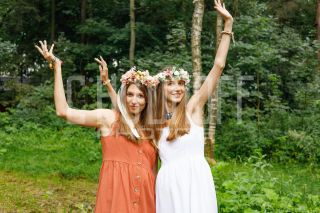 Девичник в глэмпинге. Фотосъемка невесты и её подружек.