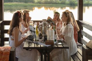 Девичник в глэмпинге. Фотосъемка невесты и её подружек.