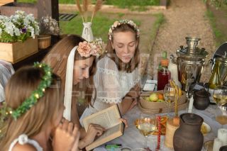 Девичник в глэмпинге. Фотосъемка невесты и её подружек.