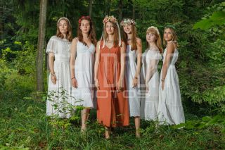 Девичник в глэмпинге. Фотосъемка невесты и её подружек.