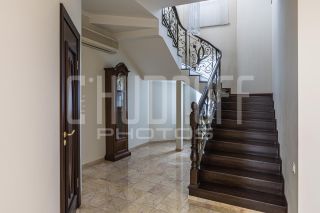 Интерьерная и экстерьерная фотосъемка дома на продажу.