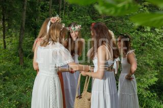 Девичник в глэмпинге. Фотосъемка невесты и её подружек.