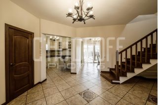 Фотосъемка коттеджа. Интерьер дома. Холл первого этажа.