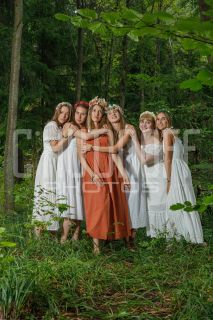 Девичник в глэмпинге. Фотосъемка невесты и её подружек.