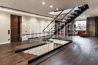 Предметная фотосъемка лестницы в интерьере дома