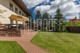 Интерьерная и экстерьерная фотосъемка дома на продажу.