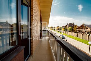 Интерьерная фотосъемка коттеджа. Вид на улицу с лоджии 2-го этажа.