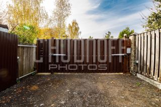 Фотосъемка недвижимости. Земельный участок. Въездная группа. Автоматические ворота.