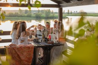 Девичник в глэмпинге. Фотосъемка невесты и её подружек.