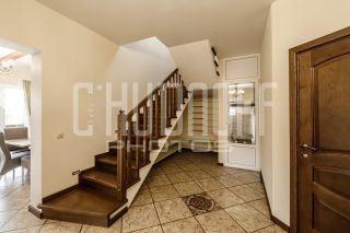 Фотосъемка коттеджа. Интерьер дома. Лестница на второй этаж.