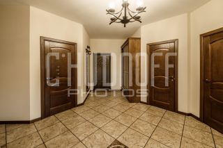 Фотосъемка коттеджа. Интерьер дома. Холл первого этажа.