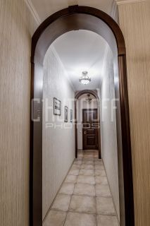 Интерьерная фотосъемка трехкомнатной квартиры. Коридор к спальням.