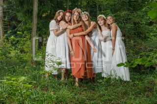 Девичник в глэмпинге. Фотосъемка невесты и её подружек.