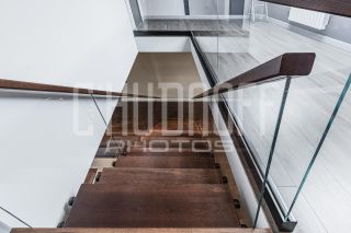 Предметная фотосъемка лестницы в интерьере дома