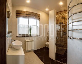 Фотосъемка коттеджа. Интерьер дома. Санузел на первом этаже.