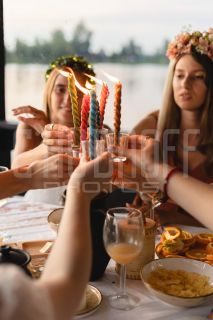 Девичник в глэмпинге. Фотосъемка невесты и её подружек.