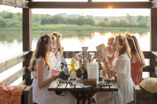 Девичник в глэмпинге. Фотосъемка невесты и её подружек.