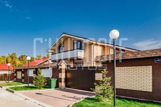 Фотосъемка коттеджа. Общий вид дома с улицы.