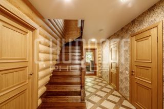 Фотосъемка недвижимости. Интерьер. Лестница на второй этаж.