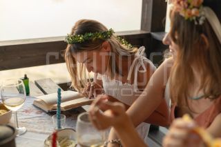 Девичник в глэмпинге. Фотосъемка невесты и её подружек.