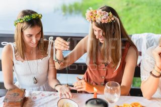 Девичник в глэмпинге. Фотосъемка невесты и её подружек.