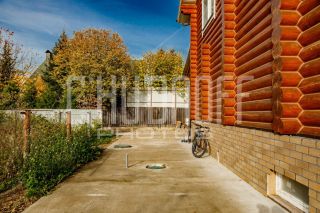 Фотосъемка недвижимости. Место для парковки автомобиля.