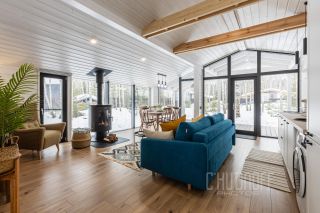 Комплексная презентация загородного дома для сдачи в аренду посуточно. Интерьерная и контентная фотосессия.