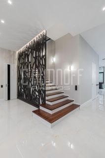 Предметная фотосъемка лестницы в интерьере дома