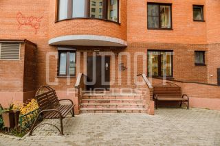 Интерьерная фотосъемка трехкомнатной квартиры. Подъезд дома.