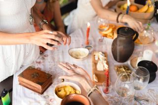 Девичник в глэмпинге. Фотосъемка невесты и её подружек.