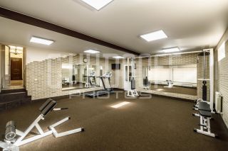 Фотосъемка коттеджа. Интерьер дома. Полуподвал. Тренажерный зал.