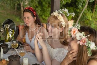 Девичник в глэмпинге. Фотосъемка невесты и её подружек.